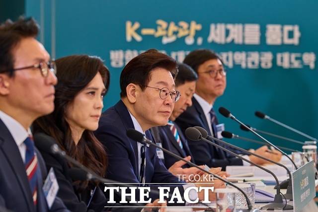 이재명 대통령은 27일 영부인 김혜경 여사와 공동명의로 보유하고 있던 경기도 성남시 분당구의 아파트를 부동산에 매물로 내놨다고 청와대가 밝혔다. 이 대통령이 25일 청와대에서 열린 확대국가관광전략회의에서 참석자 의견을 듣고 있다. /청와대