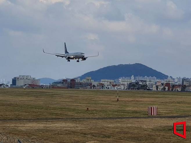 제주국제공항 활주로에 착륙하고 있는 여객기. 박창원 기자