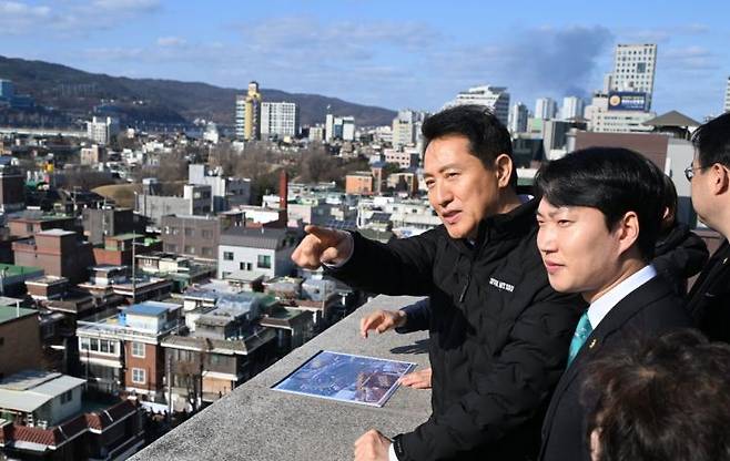 27일 송파구 풍납동 모아타운 사업지를 찾은 오세훈 서울시장이 대상지 현황을 살펴보고 있다. 서울시