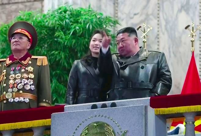 김정은 북한 국무위원장과 딸 김주애가 지난 25일 평양 김일성광장에서 열린 노동당 제9차 대회 기념 열병식에 참석했다고 북한 조선중앙TV가 26일 보도했다. /조선중앙TV