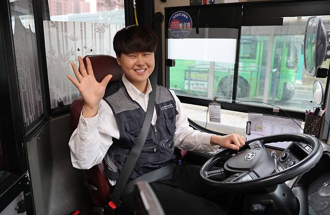 한때 ‘기피 직업’으로 여겨졌던 버스 기사에 도전하는 2030세대가 늘고 있다. 사진은 지난 13일 ‘MZ 버스 기사’ 서기원(29)씨가 인천 소래포구역 버스환승센터에서 자신이 모는 시내버스 운전석에 앉아 있는 모습. /남강호 기자