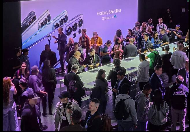 25일(현지 시각) 미국 샌프란시스코에서 열린 '갤럭시 언팩 2026'에서 관람객들이 갤럭시 S26 시리즈를 체험하고 있다. 이번에 공개된 갤럭시 S26과 S26 플러스에는 삼성의 자체 애플리케이션 프로세서(AP) 엑시노스가 2년 만에 다시 탑재됐다. /삼성전자