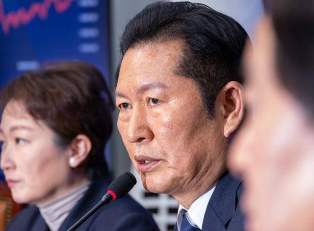 정청래(가운데) 더불어민주당 대표가 19일 서울 여의도 국회에서 열린 최고위원회의에 참석해 내란 우두머리 혐의로 기소된 윤석열 전 대통령에게 무기징역을 선고한 재판부에 유감을 표명하고 있다. 연합뉴스