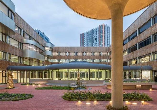 서울 강서구에 개교한 특수학교 '서울서진학교'의 중정 / 출처=서울특별시