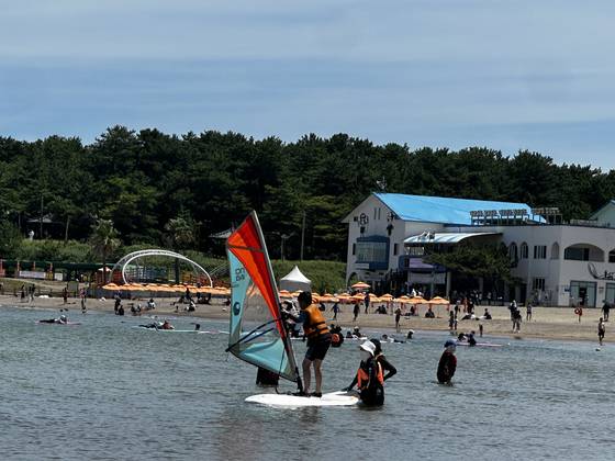 지난해 8월 제주시 이호해수욕장에서 열린 제주해양레저스포츠페스티벌 현장에서 레저 체험을 하고 있는 시민들. 최충일 기자