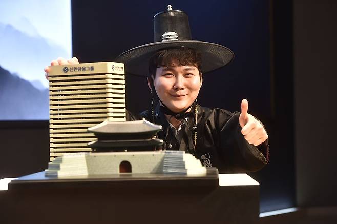 제1회 신한은행배 세계기선전에서 우승한 박정환 9단. 시상식에 두루마기를 입고 갓을 쓴 채 입장했다. 사진 한국기원