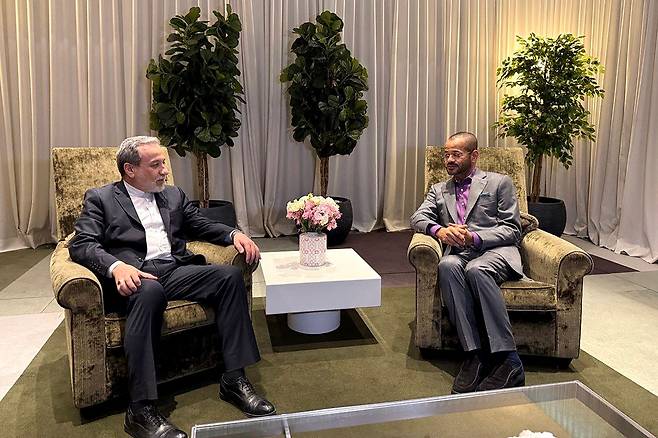 26일(현지시간) 아바스 아라그치 이란 외무장관(왼쪽)이 스위스 제네바에서 바드르 알부사이디 오만 외무장관과 회담하고 있다. AFP연합뉴스