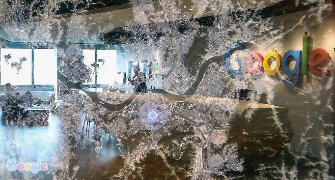 지난 2016년 8월24일 오후 서울 강남구 역삼동 구글코리아 사옥과 구글맵 어플리케이션을 2회 다중노출 촬영한 모습. 연합뉴스