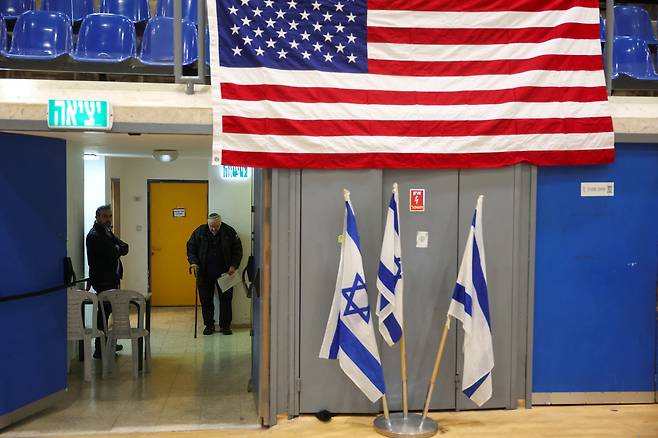 이스라엘 정착촌 에프라트 주민들이 미국과 이스라엘 이중 국적자를 대상으로 한 미국 영사 서비스를 받기 위해 줄을 서고 있다. 로이터연합뉴스