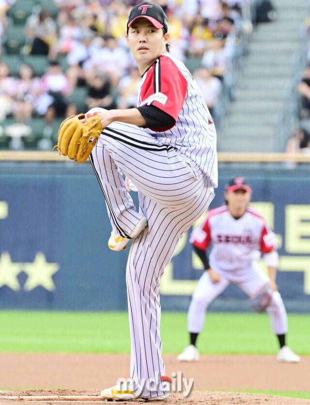 7일 오후 서울 잠실야구장에서 진행된 '2025 신한 SOL뱅크 KBO 리그' SSG-LG의 경기. LG 선발 임찬규가 역투를 펼치고 있다./마이데일리