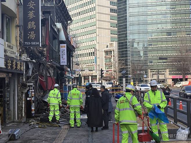 27일 오전 구청 관계자들이 화재 현장 주변을 청소하는 모습. 정주원 기자