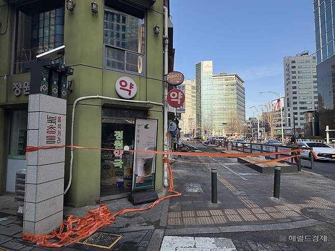 27일 오전 청소 작업과 안전 감식을 위해 화재 장소 주변 출입이 통제됐다. 이곳은 정화 작업을 마친 오후 들어 출입이 허용됐다. 정주원 기자