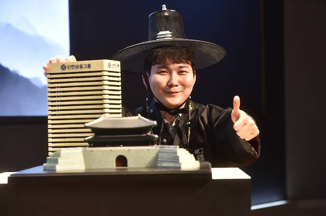 박정환은 '세계기선전' 시상식에서 전 세계를 매료시킨 '케이팝 데몬 헌터스'를 떠올리게 하는 두루마기, 숭례문과 신한은행 로고가 순은으로 세공된 갓을 착용하고 등장해 눈길을 끌었다. 한국기원 제공