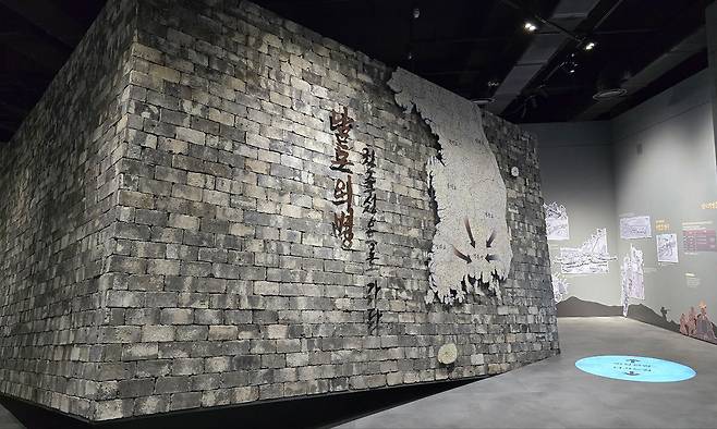 박물관 지하 1층 의병 정신의 현대적 계승을 조명한 2전시실에 설치된 ‘남도의병 진주성으로 가다’ 조형물. 김선덕 기자