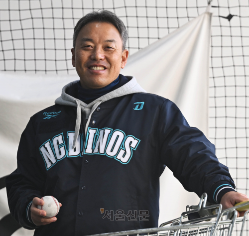 ‘야구선수 출신 국내 1호 멘털 코치’로 알려진 최건용 NC 다이노스 멘털 코치가 경기 고양시 SSB 삼송베이스볼 야구연습장에서 서울신문과 만나 포즈를 취하고 있다. 그는 상담을 통해 선수들의 정신 건강을 점검하고, 성장을 방해하는 부정적인 생각들을 긍정적으로 바꾸도록 돕는다. 홍윤기 기자