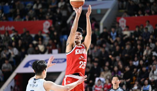 SK 알빈 톨렌티노(25번)는 ‘2025~2026 LG전자 프로농구’ 정규리그 5라운드서 공격 비중을 높이며 팀의 새로운 득점원으로 떠오르고 있다. 사진제공|KBL