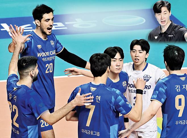 지난 25일 OK저축은행전 득점 후 기뻐하고 있는 우리카드 선수들과 박철우 감독(오른쪽 위). KOVO 제공