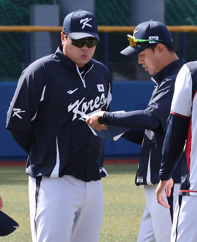 코치와 이야기를 나누는 류현진. 연합뉴스