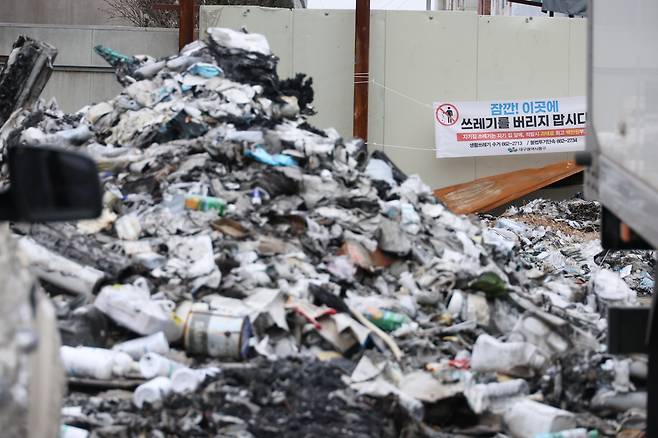 '사유지에 버려진 쓰레기' (대구=연합뉴스) 박세진 기자 = 26일 대구 동구 한 공장 화재로 공터가 된 사유지에 불법으로 버려진 쓰레기가 쌓여 있다. 2026.2.26 psjpsj@yna.co.kr