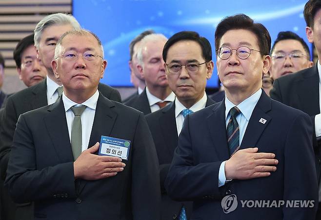 이재명 대통령, 새만금 로봇·수소·AI 시티 투자협약식 참석 (군산=연합뉴스) 한상균 기자 = 이재명 대통령이 27일 전북 군산새만금컨벤션센터에서 열린 새만금 로봇·수소·AI 시티 투자협약식에서 국민의례를 하고 있다.
왼쪽은 정의선 현대차그룹 회장. 2026.2.27 xyz@yna.co.kr