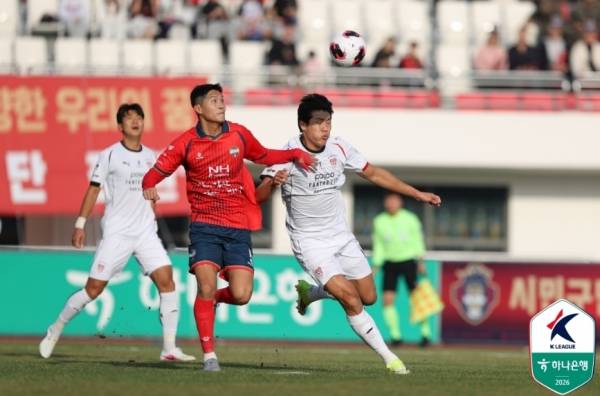 포항스틸러스 이호재(오른쪽)가 김천 수비수와 몸싸움을 벌이고 있다. 한국프로축구연맹 제공