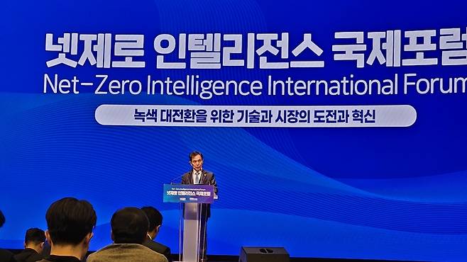 ▲27일 KAIST 주최로 열린 '넷제로 인텔리전스 국제포럼'에서 이광형 KAIST 총장이 환영사를 하고 있다. (사진=강찬수 기자)