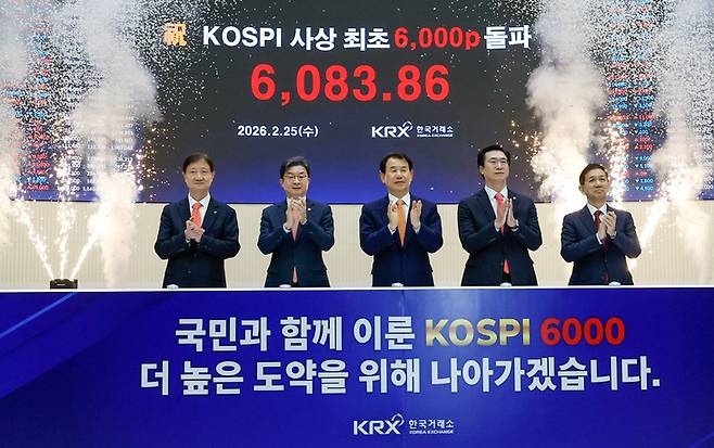 ▲이찬진 금융감독원장, 이억원 금융위원장, 정은보 한국거래소 이사장을 비롯한 참석자들이 25일 서울 여의도 한국거래소에서 코스피 6000포인트 돌파 기념 세리머니를 펼치고 있다.