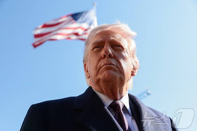 도널드 트럼프 미국 대통령이 27일(현지시간) 워싱턴 D.C.에서 텍사스주 코퍼스 크리스티로 향하기 위해 백악관을 떠나며 기자회견을 하고 있다. 2026.2.27. ⓒ 뉴스1 ⓒ 로이터=뉴스1