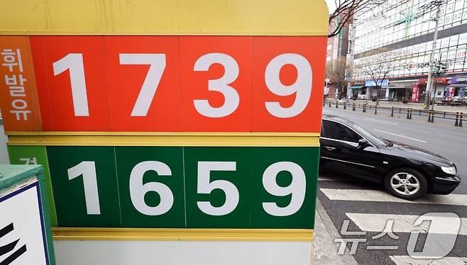국내 주유소 휘발유 주간 평균 가격이 11주 만에 상승세로 돌아선 22일 서울의 한 주유소에 휘발유와 경유 가격이 표시돼 있다. . 2026.2.22 ⓒ 뉴스1 최지환 기자