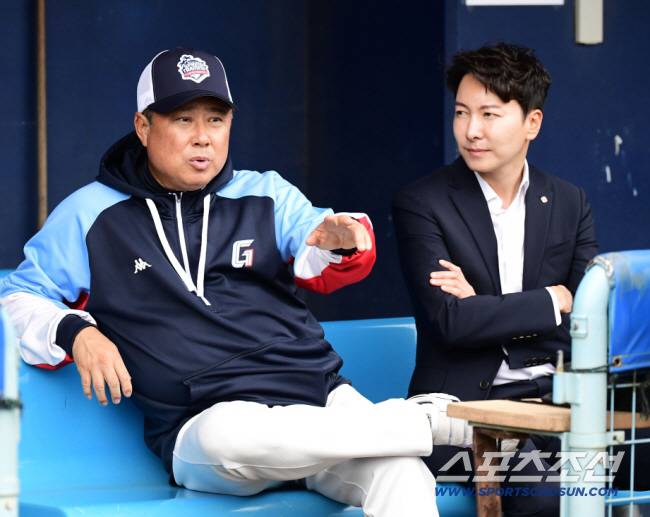 27일 일본 오키나와 온나손 아카마구장에서 삼성-롯데 평가전이 열렸다. 대화를 나누고 있는 김태형 감독과 박준혁 단장(오른쪽). 오키나와(일본)=송정헌 기자songs@sportschosun.com/2024.02.27/