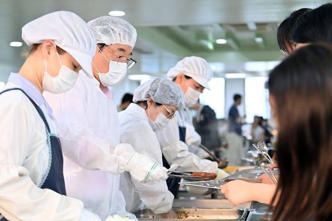 이현재 하남시장(왼쪽 두 번째)이 2025년 7월 21일 고등학교 석식비 지원사업의 첫 시행 현장인 하남고등학교를 찾아 고3 학생들에게 직접 음식을 배식하고 있다. 하남시 제공