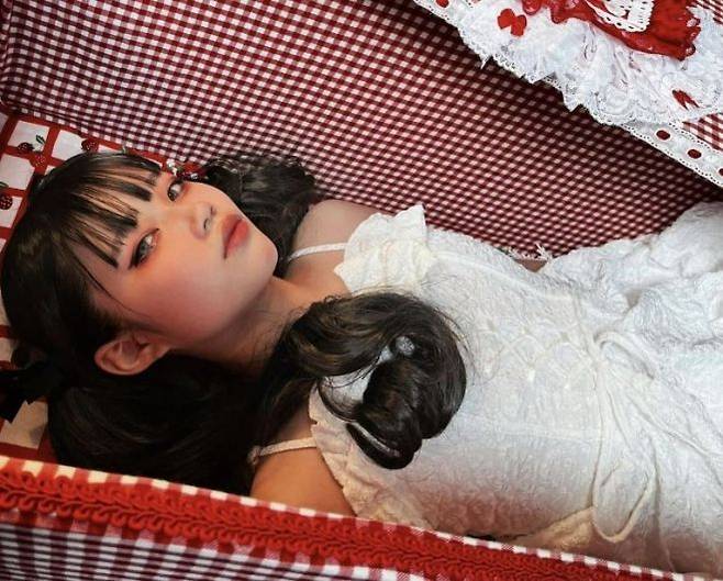 일본에서 살아있는 상태로 관 속에 누워 죽음을 체험하는 '관 명상'이 트렌드로 자리잡았다. 그레이브 도쿄