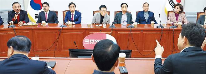 중진들 “돌파구 찾아야” 장동혁 대표에 촉구 국민의힘 장동혁(윗줄 가운데 회색 정장 상의) 대표가 26일 국회에서 4선 이상 중진 의원 18명과 면담 하고 있다. /뉴스1