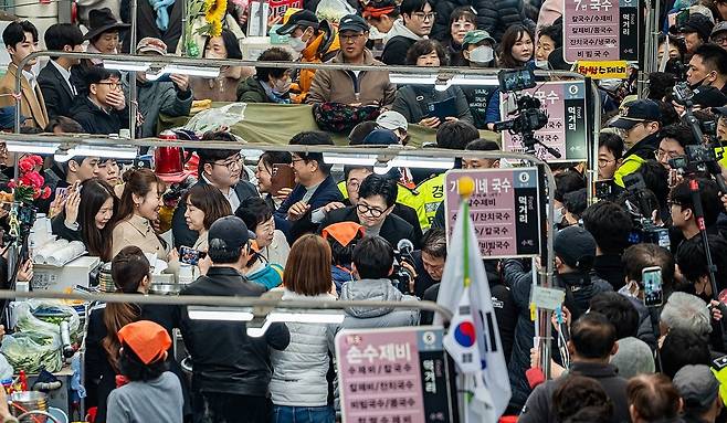 한동훈 국민의힘 전 대표가 27일 대구 서문시장을 방문한 가운데 시장이 인파로 붐비고 있다. 연합뉴스