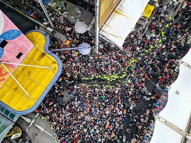 27일 오후 대구 중구 서문시장을 찾은 한동훈 국민의힘 전 대표 주변으로 인파가 몰리고 있다. ⓒ시민 제공