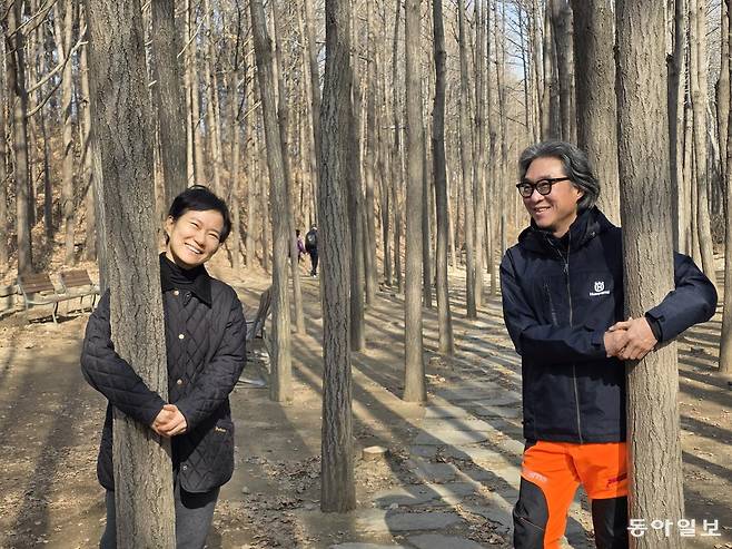 숲결나무병원을 함께 운영하고 있는 나무의사 오세견 씨(오른쪽)와 수목치료기술자 최가연 씨. 전승훈 기자 raphy@donga.com