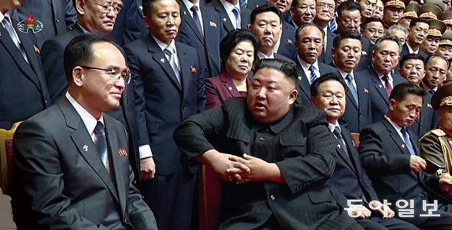 2021년 제8차 노동당 대회 기념사진 촬영장에서 김정은(앞줄 왼쪽에서 두 번째)이 조용원(앞줄 왼쪽)을 향해 이야기하는 모습을 최룡해(앞줄 왼쪽에서 세 번째)가 지켜보고 있다. 김정은의 양팔 노릇을 한 조용원과 최룡해는 각각 자기 아들의 목숨을 빚졌다는 공통점도 갖고 있다. 조선중앙방송 캡처