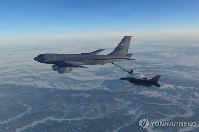 공중급유중인 미군의 KC-135 스트래토탱커. 연합뉴스