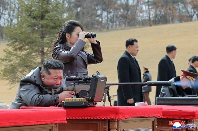 김정은 조선노동당 총비서가 27일 평양 당중앙위 본부에서 ‘주요 지도 간부’와 군사 지휘관들한테 ‘신형 저격수 보총(수총)’을 선물했다고 28일 노동신문이 보도했다. 김정은 총비서는 소총을 받은 간부들과 함께 사격을 했는데, 김 총비서 옆에서 망원경을 보는 여성이 김 총비서의 딸 김주애양이다. 조선중앙통신 연합뉴스