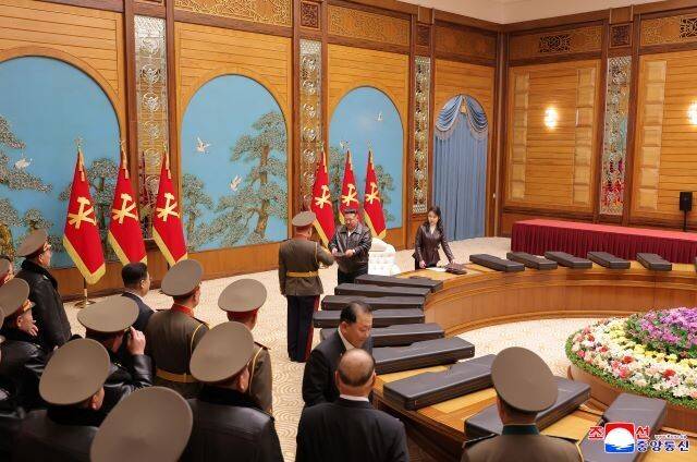 김정은 조선노동당 총비서가 27일 평양 당중앙위 본부에서 ‘주요 지도 간부’와 군사 지휘관들한테 ‘신형 저격수 보총(수총)’을 선물했다고 28일 노동신문이 보도했다. 김정은 총비서가 주요 간부들한테 ‘무기증서’를 나눠 줄 때 김 총비서의 딸인 김주애양이 바로 옆에서 거드는 듯한 모습의 사진도 공개됐다. 조선중앙통신 연합뉴스