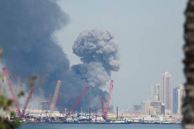 28일(현지시각) 바레인 마나마에서 폭발음이 들린 후 연기가 하늘로 치솟고 있다. 로이터/연합뉴스