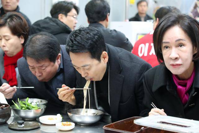 장동혁(왼쪽 세번째) 국민의힘 대표가 11일 대구 중구 서문시장을 찾아 국수 골목에서 점심을 먹고 있다. 대구=뉴스1