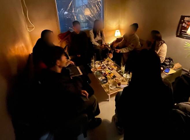 지난 20일 홍대입구역 인근 칵테일바에서 열린 철학모임 '더필로소피' 참석자들이 서로 대화를 나누는 모습. 김예정 기자