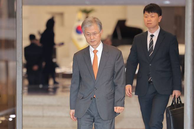 더불어민주당이 '사법개혁 3법' 입법을 강행하는 가운데 27일 조희대 대법원장이 서울 서초구 대법원을 나서고 있다. 박영재 법원행정처장은 이날 조 대법원장에게 사퇴를 표명했다. 연합뉴스