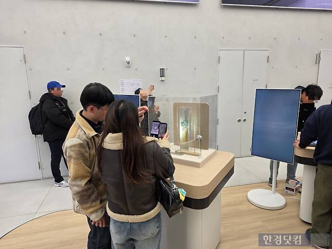 방문객들이 27일 오후 서울 강남구 삼성 강남 매장 1층에서 갤럭시S26 울트라 기능을 살펴보고 있다. 사진=김대영 기자