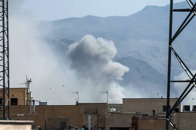 28일(현지시각) 이란 테헤란에서 폭발이 보고된 후 연기 기둥이 솟아오르고 있다. /사진=AFP