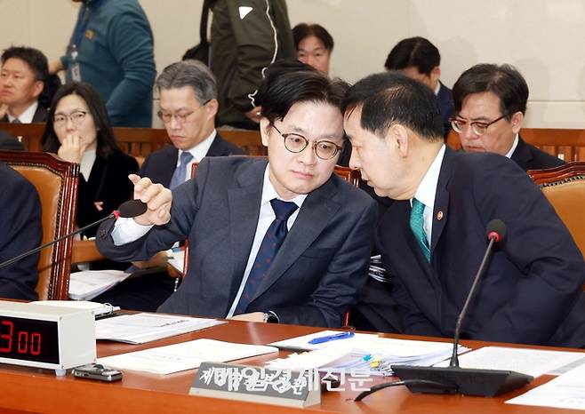 (자료사진) 구윤철 부총리 겸 재정경제부 장관(오른쪽)과 김정관 산업통상부 장관이 12일 국회에서 열린 대미투자특별법 처리를 위한 특별위원회 제1차 전체회의에 출석해 있다. 2026.2.12.김재훈기자