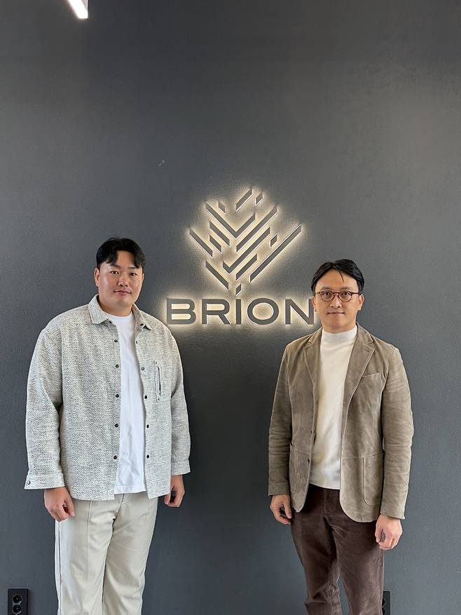 최지만이 임우택 브리온컴퍼니 대표와 함께 포즈를 취하고 있다. 브리온컴퍼니