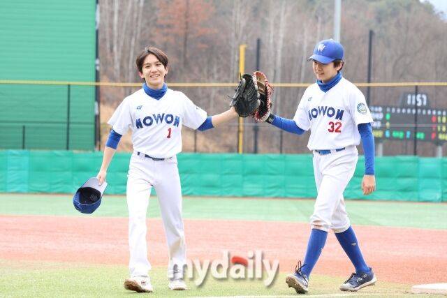 노원구 유소년야구단 주니어리그 B 팀 한지안(왼쪽)과 윤태윤이 27일 대전이글스 BC와 조별리그 2차전에서 9-4로 이긴 후 글러브터치를 하며 기쁨을 나누고 있다. /노원구 유소년야구단 제공