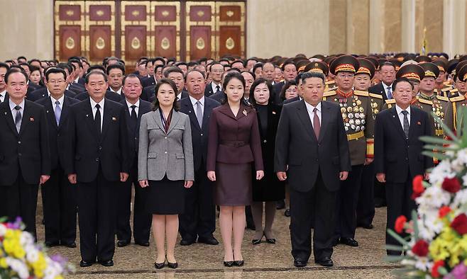 김정은 북한 국무위원장의 딸 주애가 지난 1일 김정은·리설주 부부 가운데 서서 금수산태양궁전을 참배하고 있다. 김주애가 이곳을 참배한 것은 처음이다. 조선중앙통신·연합뉴스